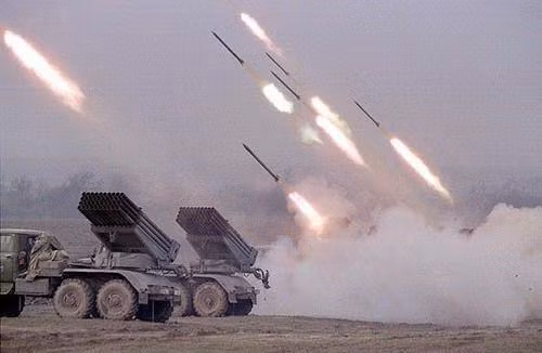 Tuy nhiên pháo nhiệt áp TOS-1A có tầm bắn ngắn, để đánh mục tiêu sâu trong trung thâm phòng ngự của đối phương, quân đội Nga chỉ có thể dựa vào máy bay chiến đấu để ném bom. Như vậy có thể đánh thẳng vào những công sự phòng ngự kiên cố ở tuyến sau, do quân đội Ukraine xây dựng.