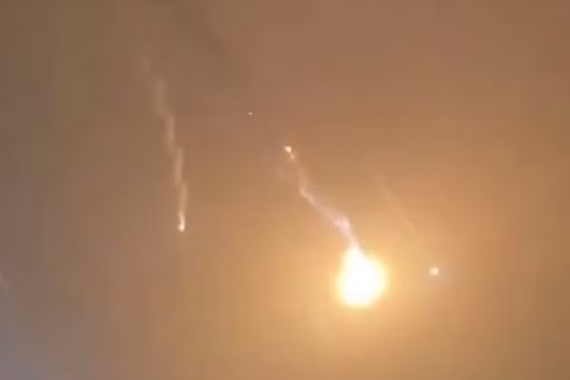 "Nếu tính đến vị trí rơi của chiếc MiG-21 trên Biển Đen, thì chỉ có tên lửa của tổ hợp phòng không tầm xa S-300 của Ukraine mới có thể bắn hạ”; hết lời dẫn.