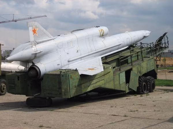 Tupolev Tu-141 Strizh là một loại máy bay không người lái trinh sát của Liên Xô, trang bị cho Hồng quân và các nước đồng minh của Liên Xô trong thập niên 1970 và 1980, sử dụng động cơ phản lực cánh quạt và có thể đạt tốc độ tối đa lên tới 1.100 km/h. 