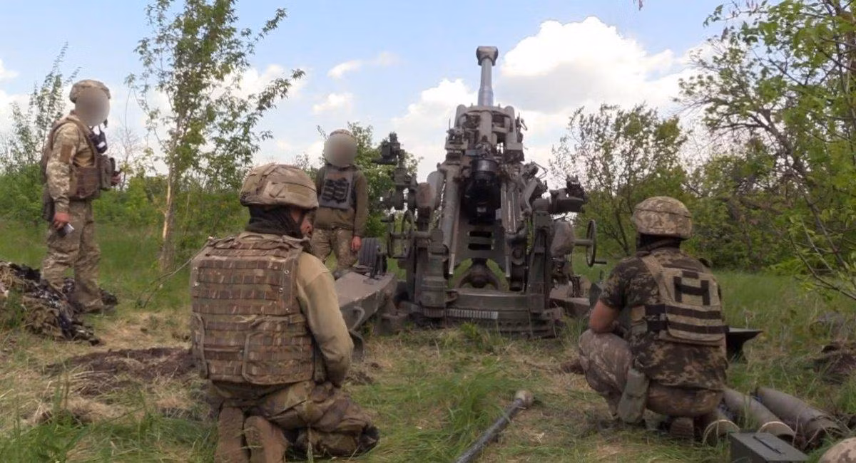 Trước đó, lực lượng dân quân Luhansk thân Nga tuyên bố, thu được lựu pháo M777 do Mỹ sản xuất đầu tiên. Khẩu M777 đã bị lực lượng dân quân phát hiện thông qua trinh sát trên không và sau đó đã bị họ phá hủy. Qua đoạn băng ghi hình có thể thấy, mặc dù có bị hư hỏng, nhưng hệ thống thông tin tác chiến của khẩu M777 vẫn còn nguyên vẹn.