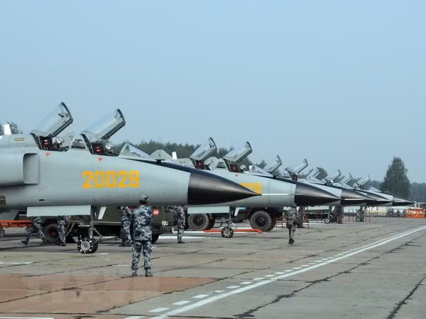 Trong số 4.000 máy bay nói trên, có hơn 3.370 chiếc thuộc không quân và hơn 700 thuộc không quân hải quân. Nói về sự phát triển của Không quân Trung Quốc, phía Mỹ cho rằng Bắc Kinh đang nhanh chóng bắt kịp không quân các nước phương Tây trên mọi mặt.