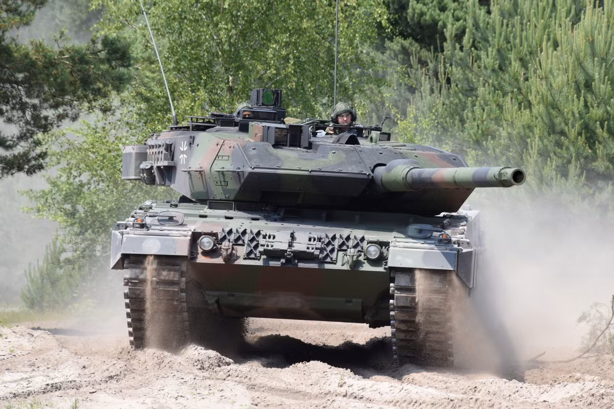 Xe tăng Leopard 2 của Đức có tính năng gần như giống T-90 của Nga về vũ khí. Pháo chính 120mm của Leopard có tầm bắn gần hơn so với T-90, cự ly tối đa tiêu diệt mục tiêu tĩnh là 3,5 km, nếu mục tiêu động chỉ 2,5 km. Đây là điều bất ngờ, vì pháo T-90 có tầm bắn xa hơn nhiều. 