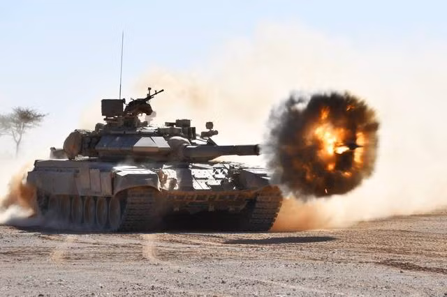 Từ góc độ khả năng bảo vệ, T-90 có mức độ bảo vệ cao. Ở mặt trước của tháp pháo có một lớp giáp composite nhiều lớp, tương đương với tấm thép dày 80 cm. Ngoài áo giáp và bảo vệ động, xe tăng còn có hệ thống bảo vệ tích cực.