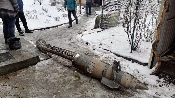 Một tên lửa 300mm 9M544 Smerch không nổ, đã được Quân đội Ukraine bàn giao cho Trung tâm Nghiên cứu quốc phòng hiện đại (C4ADS), đặt tại Washington DC (Mỹ) nghiên cứu. Nhóm nghiên cứu tại trung tâm này, có nhiệm vụ phát hiện ra những linh kiện nhập khẩu, được được sử dụng trong vũ khí của Nga.