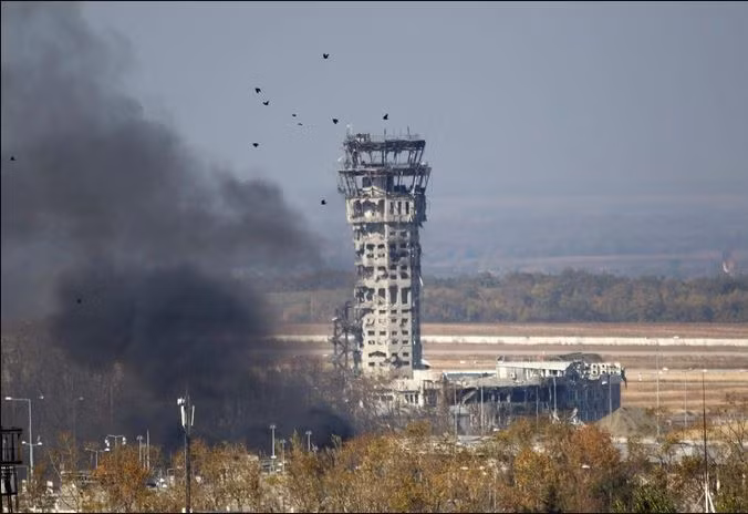 Vào ngày 26/5/2014, các nhóm dân quân Donetsk thân Nga đã đột kích và giành quyền kiểm soát sân bay Donetsk, ngay sau khi ông Petro Poroshenko, giành chiến thắng trong cuộc bầu cử tổng thống Ukraine năm 2014.