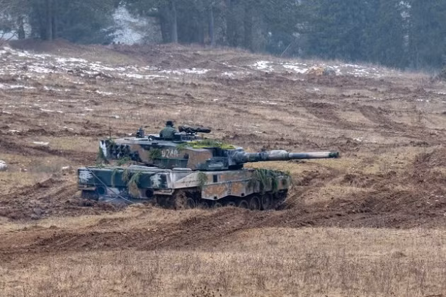 Leopard 2 là một chiếc xe tăng khá hiện đại với những điểm mạnh và yếu. Trong số các sản phẩm tương tự của các nước châu Âu, những chiếc MBT này không có đối thủ về tỷ lệ chất lượng giá cả, khi đây là loại xe tăng phổ biến nhất trong khối NATO, số lượng chỉ xếp sau M1 Abrams của Mỹ.