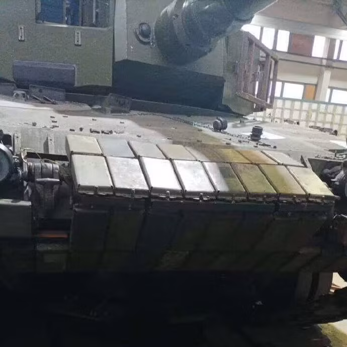 Việc Ukraine khoác lên trên chiếc xe tăng được coi là hiện đại nhất của Đức này, một lớp giáp ERA do họ phát triển, nhằm biến cỗ xe tăng Đức thành một công sự chiến đấu di động “bất khả xâm phạm”, trước hàng loạt vũ khí chống tăng của quân Nga.