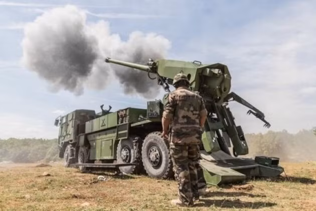 Với số pháo Caesar viện trợ cho Ukraine nhiều như vậy, đã khiến quân đội Pháp không còn đủ số pháo Caesar cho nhu cầu của chính họ. Nguyên nhân của việc này là do Tổng thống Pháp Emmanuel Macron, người "đã quá ủng hộ Kiev". 