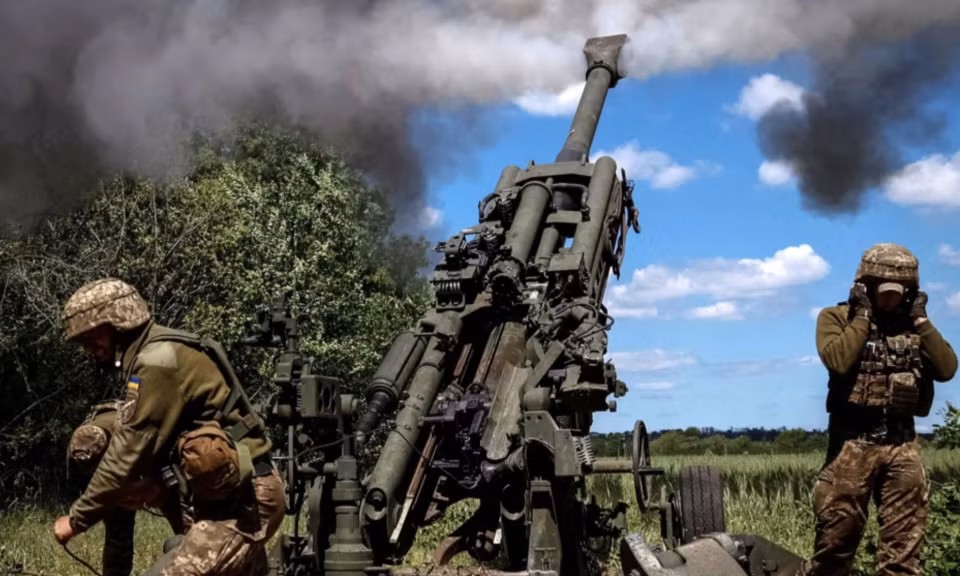 Pháo “siêu nhẹ” M777 là loại pháo xe kéo, có thể bắn được nhiều loại đạn, trong đó có đạn pháo dẫn đường với tầm bắn tối đa tới 45 km, có khả năng cơ động cao trên nhiều địa hình đất yếu, do pháo có trọng lượng rất nhẹ. 