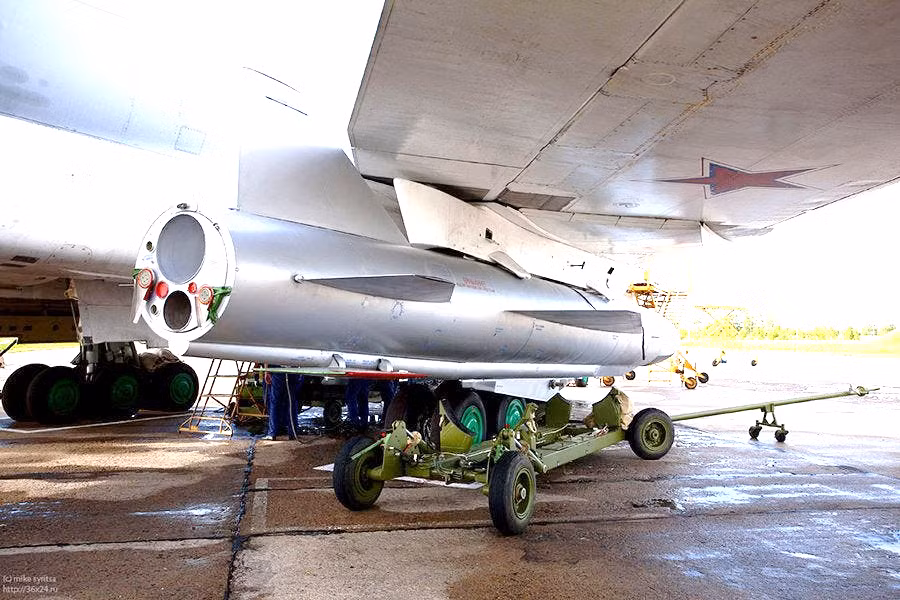 Tên lửa Kh-32 sử dụng thân vỏ của Kh-22, nhưng giảm đầu đạn còn 500 kg và thay động cơ mới, nên tầm bắn tối đa được nâng lên khoảng 1.000 km. Để cải thiện tính dễ bị gây nhiễu của tên lửa Kh-22, tên lửa Kh-32 đã được thay thế bằng hệ thống dẫn đường quán tính mới, có khả năng hiệu chỉnh lệnh vô tuyến và bay bám địa hình. 