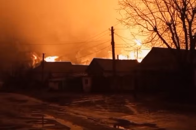 Đêm qua, lãnh thổ của Cộng hòa Nhân dân Luhansk (LPR) tự xưng, đã phải hứng chịu một loạt cuộc phản công mạnh mẽ của Quân đội Ukraine, kết quả là một kho dầu gần khu dân cư Rovenki, chỉ cách biên giới với Nga 30 km, đã bị phá hủy hoàn toàn.