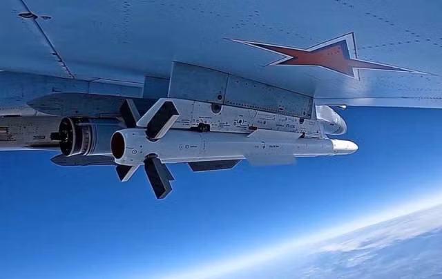 Việc NATO coi tên lửa R-37M là tên lửa chuyên dùng để đánh chặn các mục tiêu lớn và kém cơ động như máy bay tiếp dầu hay AWACS, thì giờ đây có vẻ như nó cũng rất hiệu quả khi chống lại máy bay chiến đấu hoặc máy bay tiêm kích bom, cơ động ở độ cao rất thấp.