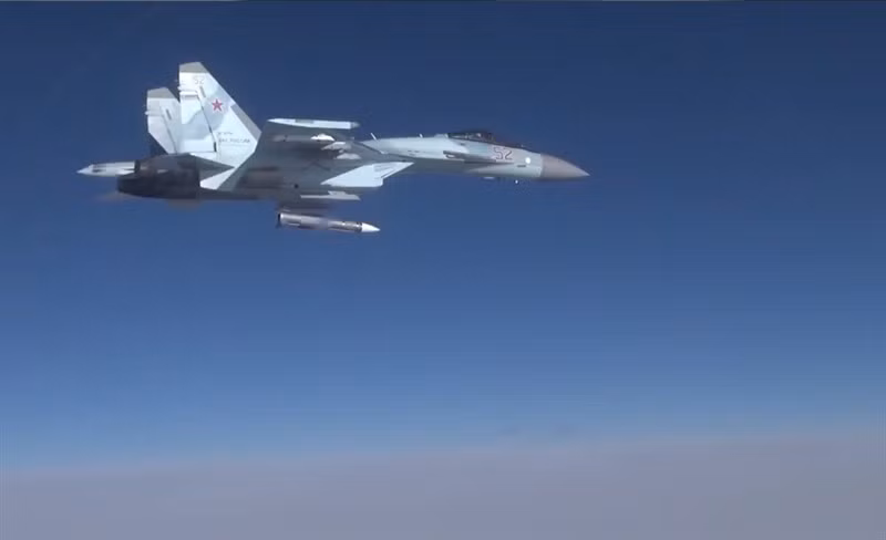Và thực tế là cho đến ngày nay, theo lực lượng Không quân Ukraine cho biết, cặp đôi “song sát” Su-35/R-37M là mối đe dọa lớn nhất đối với máy bay chiến đấu của họ hoạt động gần đường chiến tuyến, kể cả khi họ bay ở độ cao thấp và tốc độ cao.