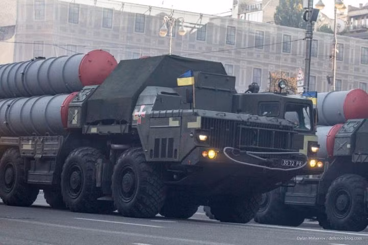 Theo Tổng thống Zelensky, Quân đội Ukraine có một số hệ thống phòng không thời Liên Xô, nhưng lại thiếu tên lửa cho chúng. Để có được những tên lửa như vậy, cần phải làm việc với tất cả các quốc gia còn tồn kho vũ khí của Liên Xô; nhưng điều này là khá khó khăn.