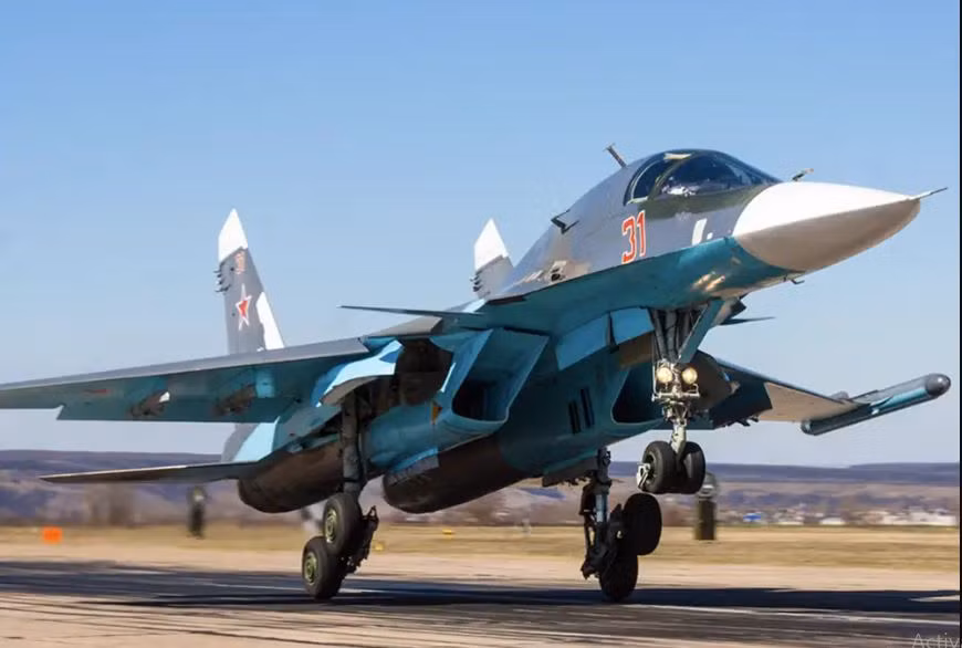 Su-34 được thiết kế dựa trên máy bay chiến đấu chiếm ưu thế trên không Su-27 Flanker; tiêm kích bom Su-34 được thiết kế cho các nhiệm vụ tác chiến trên không và ném bom. Một radar mảng pha đa chế độ, có khả năng theo dõi và tránh địa hình đã được lắp vào phần mũi của Su-34. 