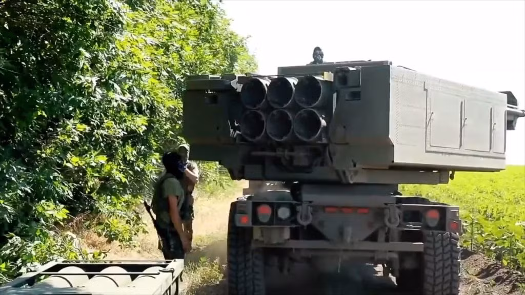Chiến thuật này của Ukraine là tự nguyện từ bỏ các vị trí phòng ngự trước đó. Tuy nhiên, trước khi triệt thoái, việc khảo sát và lập bản đồ chi tiết sẽ được thực hiện để đánh dấu vị trí các tòa nhà và bố trí lực lượng trinh sát ở lại. Khi quân Nga tiến vào, tên lửa HIMARS sẽ bắn phá dưới sự chỉ điểm của lực lượng trinh sát cài cắm.