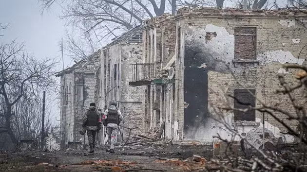 Một điều bất ngờ là khi lính Nga tràn vào trung tâm Sudzha, họ phát hiện hơn 3.000 quân Ukraine phòng thủ dự kiến ban đầu đã “biến mất tập thể”, chỉ còn lại xác lính đánh thuê nước ngoài trên mặt đất và khói đen bốc lên từ những xác xe bọc thép của AFU trên các con đường. 