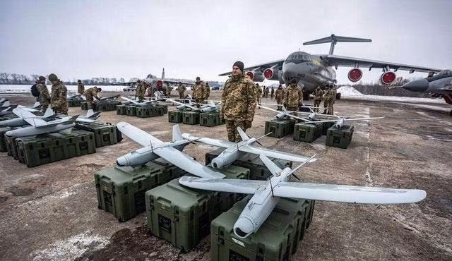 Còn về phía Nga, Quân đội Nga đã xem nhẹ việc phát triển UAV; cùng với đó là cuộc xung đột Nga-Ukraine kéo dài quá lâu, do vậy đã tiêu tốn một lượng lớn tên lửa và UAV trong kho vũ khí của quân đội Nga. Để duy trì cường độ tấn công, Nga cần nhập khẩu một lượng lớn UAV.