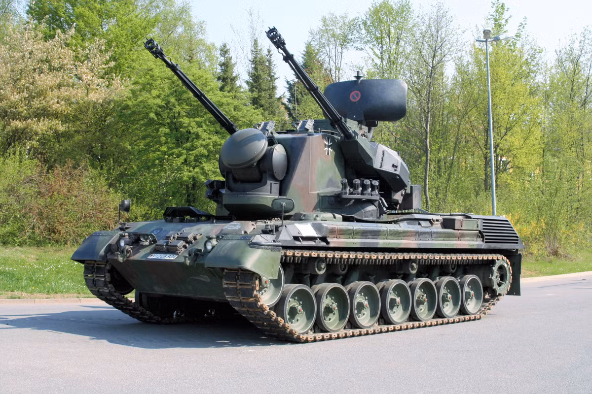 Tuy nhiên, không giống như Gepard của Đức và Shilka đời cũ của Liên Xô, K30 Biho sử dụng cảm biến quang điện trên dải tần nhìn thấy và hồng ngoại để theo dõi và điều khiển hỏa lực tấn công mục tiêu. Biho chỉ sử dụng radar để tìm kiếm mục tiêu từ xa mà thôi.