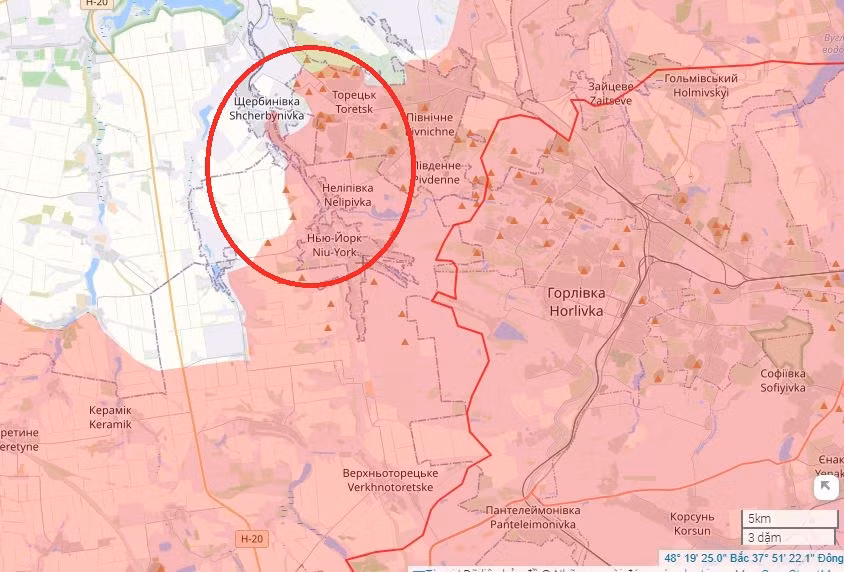 Bước sang năm 2025, trọng tâm chiến trường Nga-Ukraine chuyển từ Kursk trở lại vùng Donbass. Quân đội Nga đã đạt được đột phá chiến lược trên nhiều mặt trận ở Donetsk. Thắng lợi lớn nhất của họ là ở thành phố Toretsk, nằm ở miền bắc tỉnh Donetsk, quân Nga gần như đã kiểm soát hoàn toàn pháo đài này, mở đường cho đợt tấn công tiếp theo.