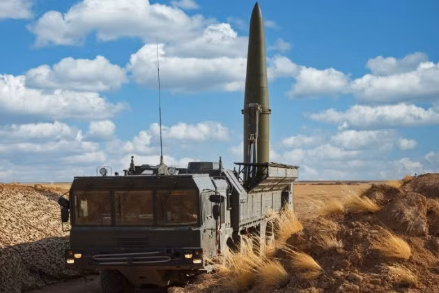 Hiện nay quân Ukraine ở vùng Kursk thường xuyên phàn nàn về những khó khăn trong việc chuyển quân tiếp viện và sơ tán những người bị thương. Theo họ, trở ngại chính cho hoạt động hậu cần là hành động của lực lượng không quân và tên lửa Nga, tấn công các tuyến đường tiếp tế của quân Ukraine suốt ngày đêm. (Nguồn ảnh: Topwar, RIA Novosti, Ukrinform).