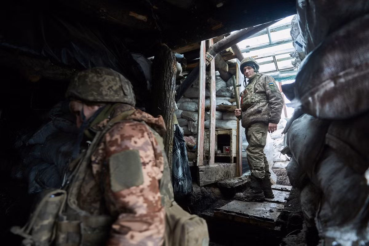 Kể từ năm 2014, Quân đội Ukraine đã đào hàng km đường hầm tại Nhà máy hóa chất và than cốc Avdeevka, đặt mìn và xây dựng hầm bê tông dưới lòng nhà máy; ngay cả bê tông đặc biệt cũng được nhập khẩu. Tất cả những điều này đã biến Avdiivka thành một cứ điểm mạnh hơn nhiều so với Mariupol.