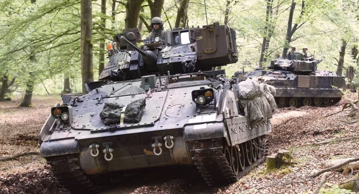 Vào đầu tháng 2 năm nay, các nguồn tin phương Tây cho biết, 60 chiếc M2A2 Bradley đã cập cảng Bremerhaven, trên bờ Biển Bắc của Đức. Lô xe này là một phần của khoản viện trợ quân sự trị giá 2,8 tỷ USD từ Mỹ. Con tàu chở 60 chiếc Bradley rời Nam Carolina của Mỹ vào ngày 27/1, đến Đức ngày 9/2, tức là phải mất 14 ngày xe mới tới châu Âu.