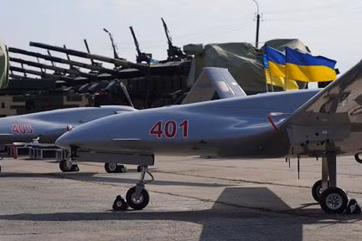Theo tính toán của các nhà quân sự, để Quân đội Ukraine giành lợi thế trước lực lượng dân quân Miền Đông, họ phải có tối thiểu 60 chiếc UAV TB2; nhưng thực tế, số UAV TB2 của Ukraine hiện chỉ là 6 chiếc. Với số UAV ít ỏi như vậy, nếu dùng trong cuộc xung đột, cũng chỉ như “muỗi đốt”.