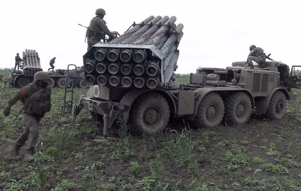 Theo trang Topwar, trong 24 giờ qua, quân đội Nga đã phá hủy ít nhất hai điểm phòng ngự kiên cố của Ukraine ở Avdeevka, khiến Quân đội Ukraine phải chịu tổn thất lớn và quân số; 20 vũ khí hạng nặng bị phá hủy.