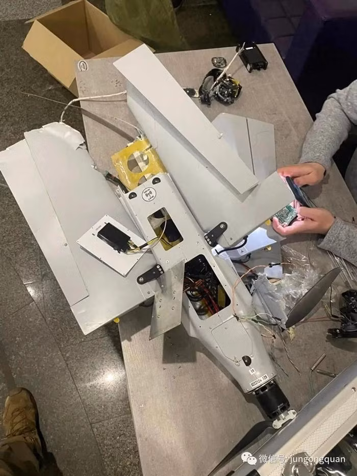 Thực ra UAV Lancet không phải là vũ khí công nghệ quá hiện đại. Cách đây không lâu, người Ukraine đã thu được 2 chiếc Lancet 2 từ chiến trường và mang về để tháo dỡ. Họ phát hiện ra rằng, nhiều con chip trên bảng mạch tích hợp được sử dụng trong UAV Lancet là của Mỹ. Ví dụ bộ vi điều khiển NVIDIA Jetson TX2 và chip Xilinx Zynq. 