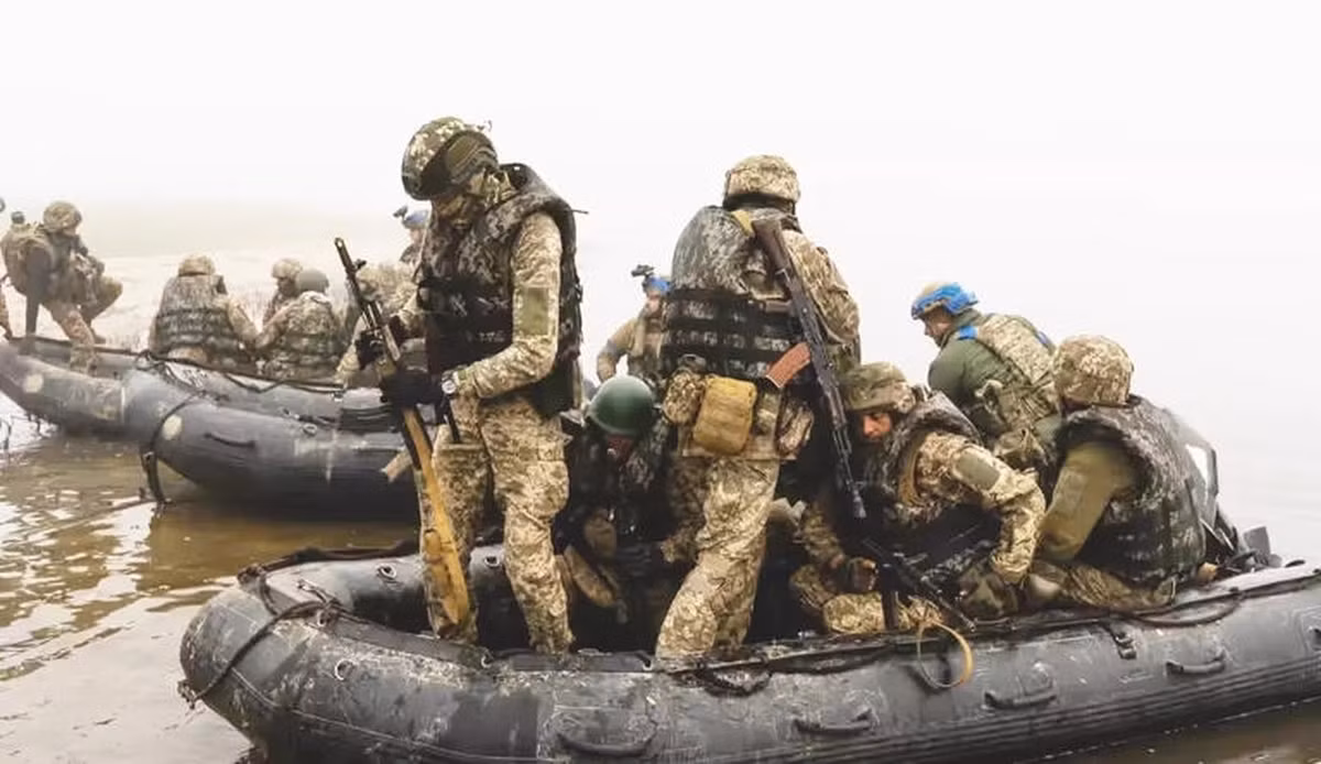 Theo kế hoạch của bộ chỉ huy Ukraine, nhóm xung kích Ukraine Katran hiện đang ở trung tâm của làng Krynki, sẽ là lực lượng chính cho các cuộc tấn công ở vùng Kherson. Hiện một đầu cầu đang được chuẩn bị cho việc này ở khu vực các bãi bồi phía nam sông Dnieper. 