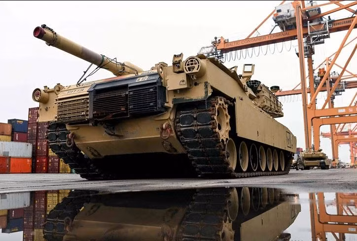 Vào tháng 9/2023, xe tăng Abrams tới Ukraine để tham chiến, nhưng đây là việc Mỹ không hề muốn. Nhưng để châu Âu viện trợ xe tăng chiến đấu chủ lực cho Ukraine, thì Mỹ bắt buộc phải “gương mẫu” viện trợ cho Ukraine trước. Sau đó Đức, Anh “theo gương Mỹ”, đã viện trợ xe tăng Leopard 2 và Challenger 2 cho Ukraine. 