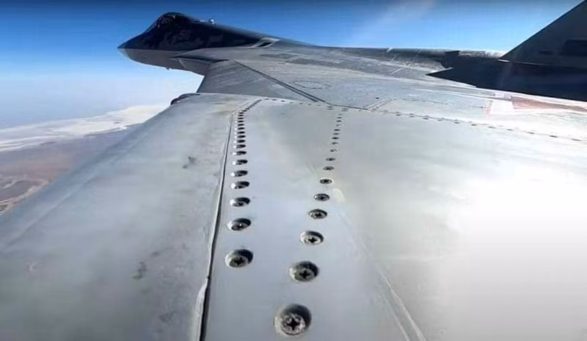 Nhưng liệu Nga có quá “phi lý” khi đưa Su-57 vào chiến trường Ukraine, và tham gia các hoạt động tấn công mặt đất nguy hiểm. Đây có phải là màn “tất tay” của Nga, hay chỉ là lần thử nghiệm thực chiến? Câu trả lời phải lâu nữa mới sáng tỏ.