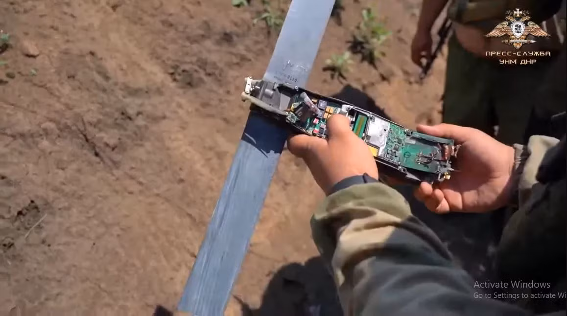 Vào cuối tháng đó, truyền thông Nga xác nhận một lô UAV Switchblade 300 còn nguyên vẹn và sẵn sàng sử dụng đã bị lính Nga thu giữ. Trang Bulgarian Military còn đưa những hình ảnh UAV Switchblade 300 còn “nguyên đai, nguyên kiện”. Truyền thông nước này trích dẫn thông báo của quân đội Nga rằng, lô UAV này, sẽ được sử dụng để chống lại Quân đội Ukraine. 