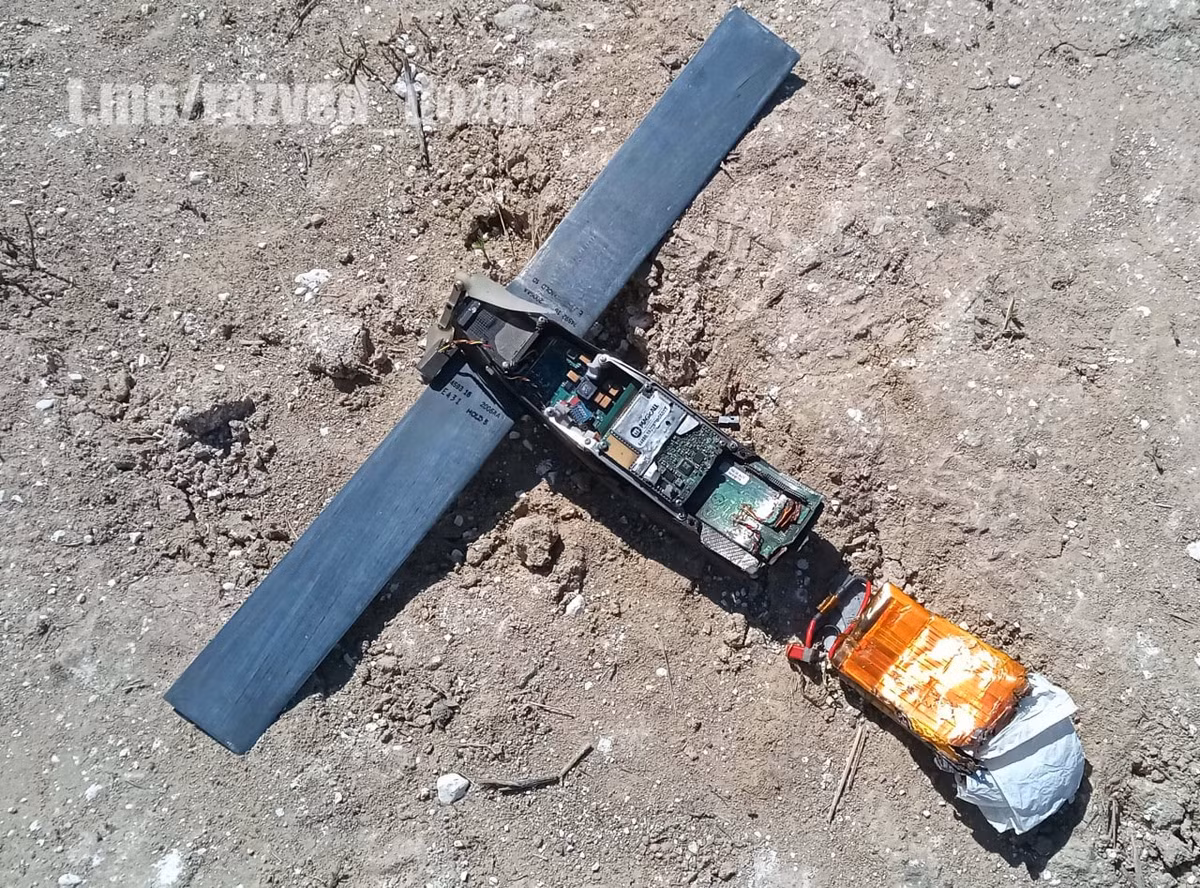 Theo trang Bulgarian Military đưa tin, vào đầu tháng 5/2022, chiếc máy bay không người lái Switchblade 300 đầu tiên của Ukraine đã rơi vào tay Quân đội Nga. Đây cũng là lần đầu tiên ghi nhận việc sử dụng UAV tự sát lảng vảng Switchblade do Mỹ sản xuất ở Ukraine.