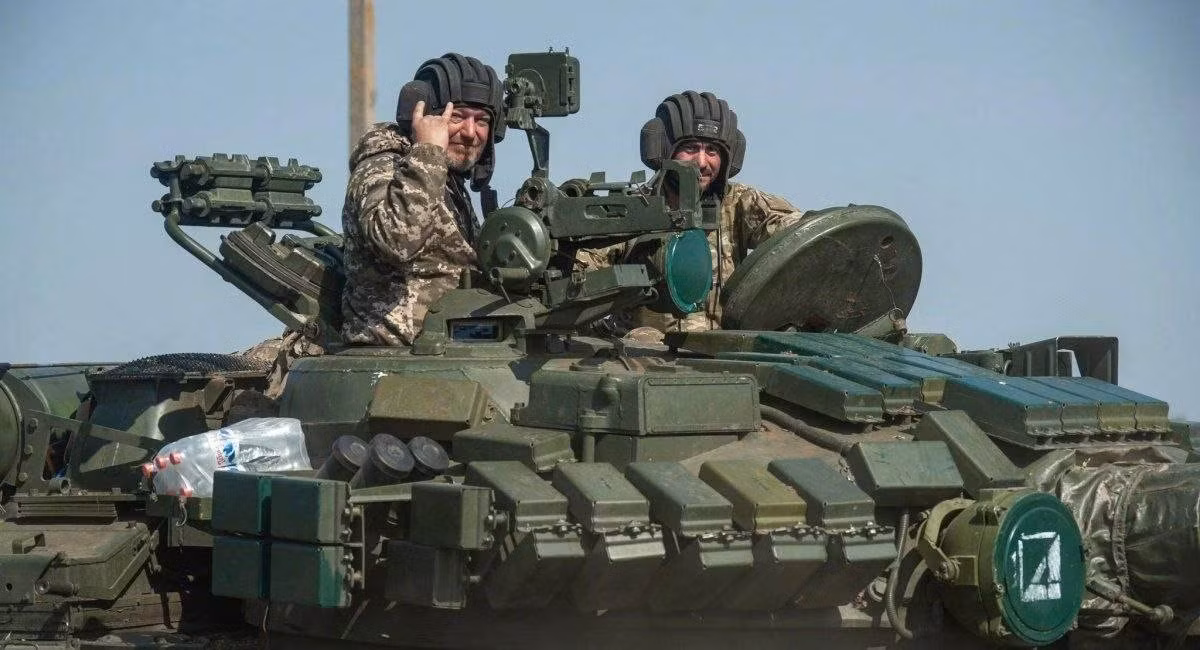 Tờ Topwar cho biết, Quân đội Nga liên tục điều động binh sĩ từ mặt trận Donbass sang hỗ trợ mặt trận phía Nam. Ngoài ra, Quân đội Nga cũng đã triển khai lực lượng từ Quân khu phía Đông (EMD) của Nga ở Slovyansk đến miền nam Ukraine và tăng cường cho hướng Crimea và Zaporozhye.