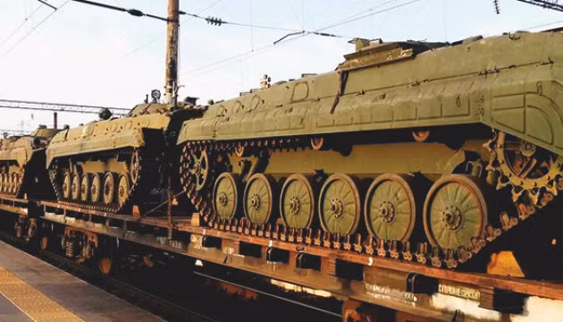 Trang Ukrinform của Ukraine gần đây đã đưa ra một thông tin cho biết, Quân đội Nga hiện đang tăng cường lực lượng từ Crimea và Mariupol đến mặt trận phía nam, bao gồm cả Tập đoàn quân số 35 (đã bị nhiều thiệt hại trong các trận chiến ở Kiev và Izyum) và 10-12 đơn vị chiến đấu cấp tiểu đoàn tăng cường (BTG) của các đơn vị khác. 