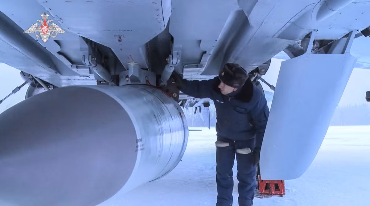 Lực lượng phòng không Ukraine cũng tuyên bố, đã đánh chặn liên tiếp 7 tên lửa siêu thanh Kinzhal (tên gọi khác là Dagger) của Nga. Nhưng theo tuyên bố của Nga, loại tên lửa này đã đạt được thành công hoàn toàn. Trong lĩnh vực tên lửa siêu thanh, Nga đang dẫn đầu thế giới, vượt xa Mỹ một cách rõ ràng. 