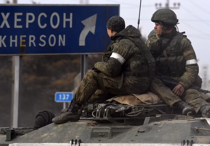  Quân đội Nga có thể hy vọng vào một trận chiến quyết định với quân đội Ukraine và Kherson là địa điểm có thể được lựa chọn. Rõ ràng là Nga không thể đạt được quyền kiểm soát tuyệt đối với 4 tỉnh ở miền đông Ukraine, nếu chỉ dựa vào các cuộc trưng cầu dân ý. 