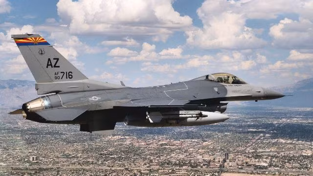 Phi cong gao coi cua My: Tiem kich F-16 khong the doi dau S-400-Hinh-4