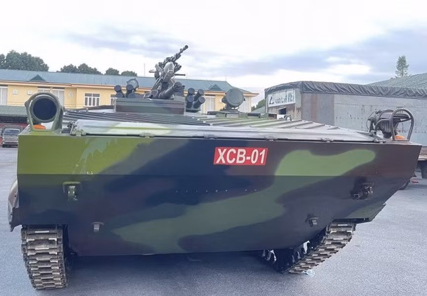 Đặc biệt là hệ thống thông tin liên lạc trên XCB-01 hiệu quả hơn, khi sử dụng đài vô tuyến VRU12/S 50W và vệ tinh VIS do Công ty Viettel phát triển. Ngoài ra XCB-01 cũng được trang bị các khí tài phòng thủ tiên tiến hơn, như hệ thống phát hiện mối đe dọa với những vũ khí dẫn đường bằng laser. 