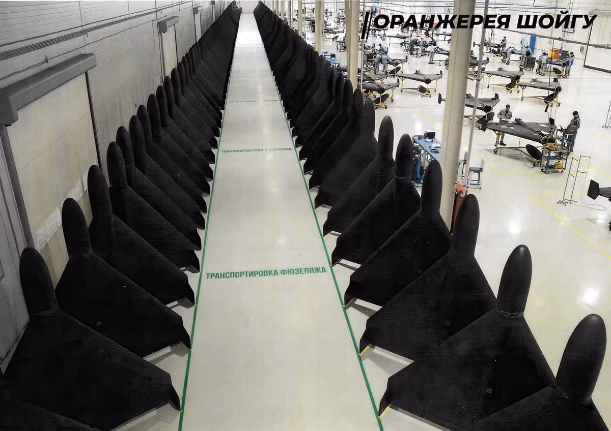 Thứ hai là ngoài việc tập trung sản xuất các loại tên lửa tấn công mục tiêu theo thời gian thực như tên lửa đạn đạo chiến thuật Iskander-M, thì Nga cũng tăng cường sản xuất với số lượng lớn UAV tự sát tầm xa Geran-2, đồng thời tích cực hiện đại hóa loại UAV này, biến nó thành loại tên lửa hành trình không chỉ có đầu đạn lớn hơn mà tốc độ tăng lên, độ chính xác cao hơn.