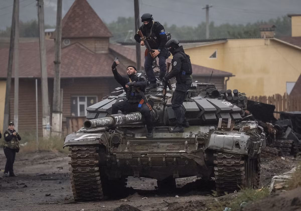 Xe tăng và xe bọc thép chủ lực của lực lượng mặt đất của cả Quân đội Nga và Ukraine vẫn sử dụng đèn chiếu hồng ngoại chủ động lạc hậu, làm thiết bị quan sát ban đêm; do vậy dễ là vật phát lộ cho các loại vũ khí chống tăng, dẫn đường bằng hồng ngoại. Do vậy lực lượng tăng thiết giáp của cả hai bên, đã phải càng tránh giao tranh ban đêm càng tốt; điều này đã hạn chế tốc độ của cuộc xung đột. 