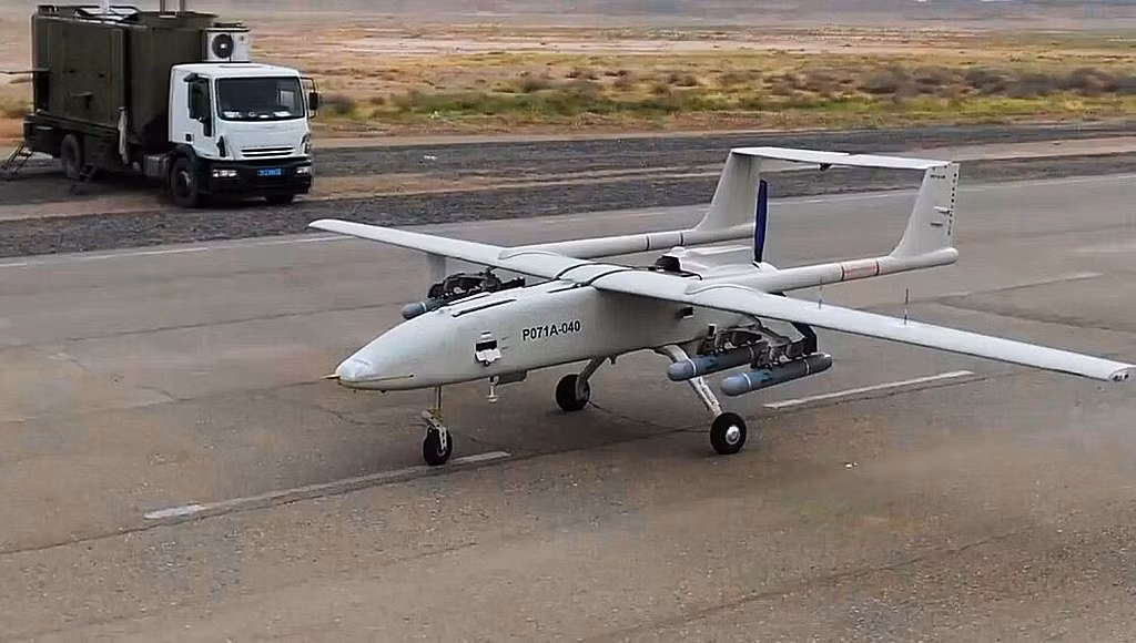 Còn biến thể B của UAV Mohajer-6 có 4 mấu cứng, với 2 mấu dưới mỗi cánh mang các loại tên lửa giống nhau. UAV Mohajer-6 được trang bị hệ thống lái tự động có khả năng cất và hạ cánh tự động. Ngoài ra, Iran mô tả UAV Mohajer-6 được trang bị các biện pháp chống gây nhiễu thông tin liên lạc hoặc tác chiến điện tử.