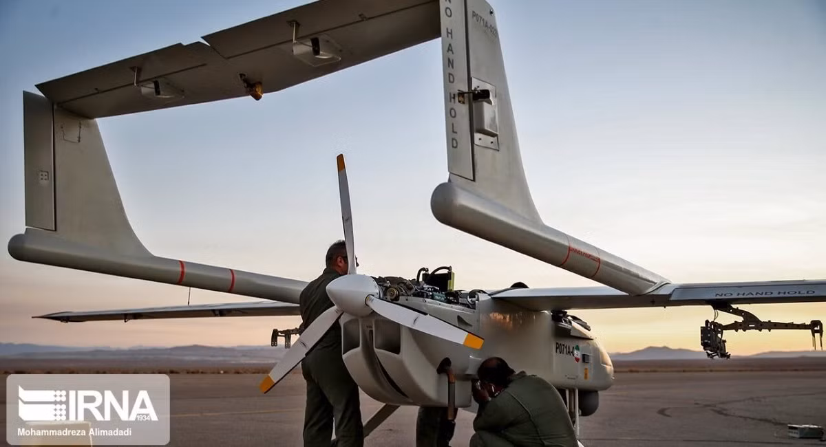 UAV Mohajer-6 có thân hình chữ nhật, đuôi dốc lên trên, cánh đuôi giống như chiếc máy bay trinh sát OV-10 của Mỹ. Mohajer-6 được trang bị một động cơ đốt trong chạy xăng với 3 cánh quạt lắp phía sau. Sải cánh chính rộng 10 mét và UAV dài 7 mét.