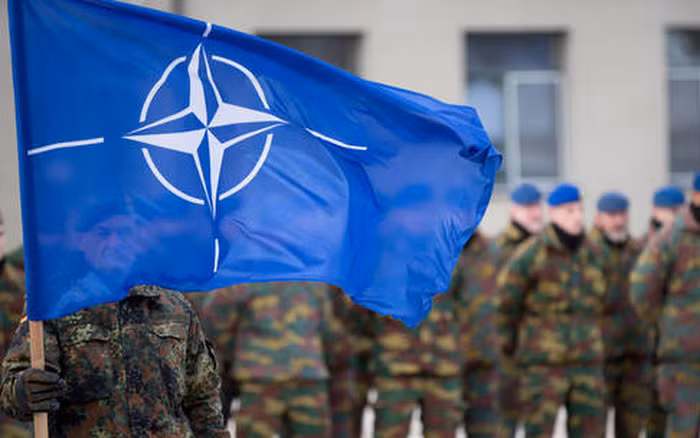 Thứ hai, Ukraine từ bỏ tham gia các liên minh quân sự. Việc gia nhập NATO gần như đã trở nên bất khả thi và Ukraine đã đồng ý hạn chế tham gia bất kỳ liên minh quân sự nào.
