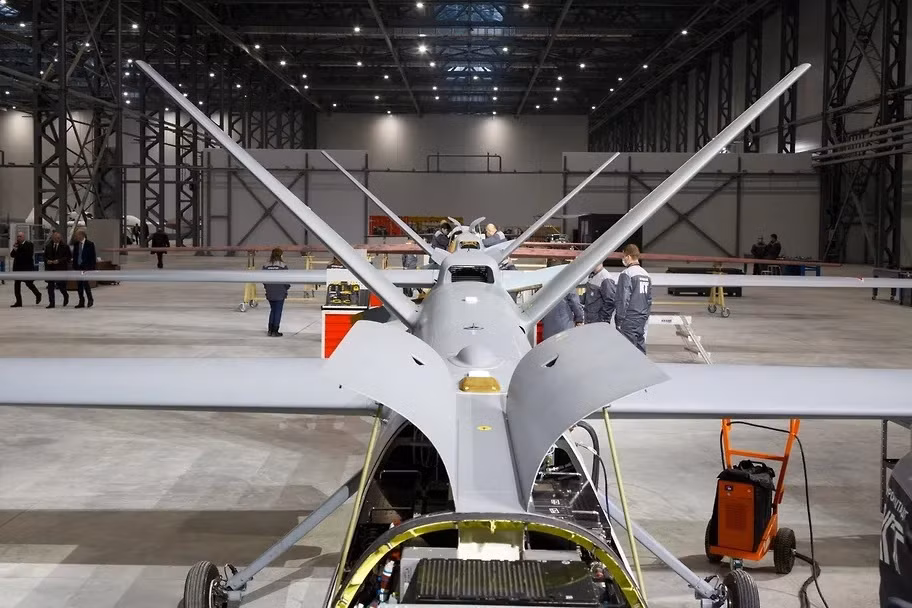 Vào ngày 30/6 vừa qua, tờ "Kommersant" của Nga đưa tin, công ty Kronstadt (Кронштадт), nhà sản xuất UAV quân sự chính của Nga, đã được Bộ Quốc phòng Nga giao nhiệm vụ sản xuất UAV tầm trung, để đáp ứng yêu cầu của chiến dịch quân sự đặc biệt của Nga tại Ukraine.
