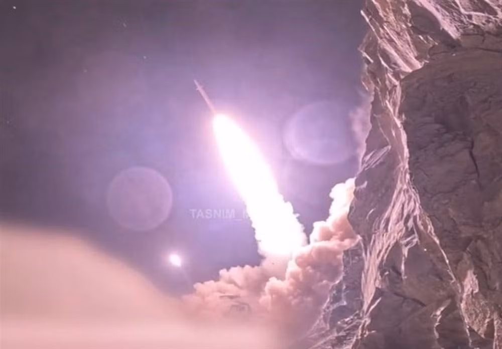 Mặc dù công nghệ của hệ thống phòng không S-300PMU-2 mà Iran hiện sở hữu, đã có từ hơn hai thập kỷ trước; nhưng các hệ thống phòng không mới hơn của Iran như Bavar-373, chưa đủ để bảo đảm sự tin tưởng với lãnh đạo Iran. Theo Defense Arabic, chính hệ thống phòng không S-300PMU-2 của Iran, đã bắt F-35I, trong chiến dịch tập kích đường không vừa qua của Israel phải “câm nín”. (nguồn ảnh IRNA, TASS, Sputnik, Wikipedia).