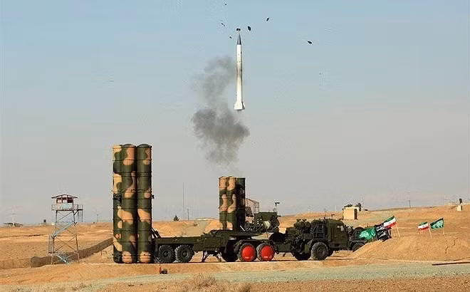 Một nhiệm vụ quan trọng trong chiến dịch tấn công đường không của Israel vừa qua, là tấn công vào một căn cứ gần Tehran, nơi được cho là nơi bố trí trận địa S-300. Một câu hỏi quan trọng khác, là liệu các bệ phóng S-300PMU-2 của Iran, có được trang bị tên lửa 48N6DM, giữ vai trò là tên lửa tầm xa chính, cho các hệ thống S-400 mới hơn của Nga? 