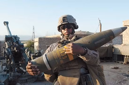 Đối với lựu pháo M777 mà Mỹ viện trợ cho Quân đội Ukraine, mặc dù nó có thể bắn đạn dẫn đường chính xác như XM982 Excalibur, nhưng loại đạn này chủ yếu được dẫn đường bằng vệ tinh GPS và dễ bị gây nhiễu từ hệ thống điện tử của quân đội Nga.